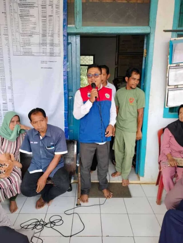 Dadun, Sekdes Nangerang, Kecamatan Cirinteun saat memberikan arahan kepada KPM penerima bansos beras, Kamis (28/03/2024).