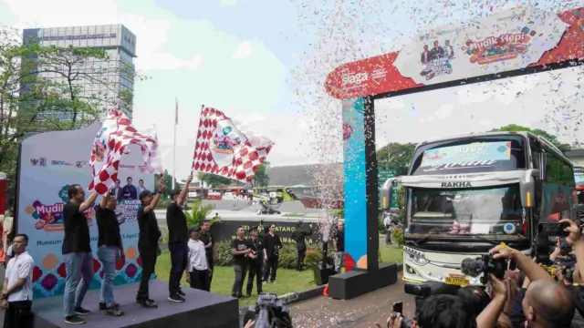 Telkomsel Siaga RAFI 2024 Hadirkan Mudik Hepi Berangkatkan 1.100 Pemudik Telkomsel Siaga RAFI 2024 Hadirkan Mudik Hepi Berangkatkan 1.100 Pemudik