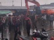 Satpol PP Kabupaten Tangerang Robohkan Bangunan Kios Pasar Kutabumi