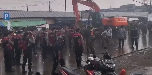 Satpol PP Kabupaten Tangerang Robohkan Bangunan Kios Pasar Kutabumi
