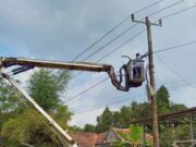 Aceng, Ketua PAC PDI Perjuangan Cileles, meninjau PJU di wilayah Kecamatan Cileles, pada Selasa (11/06/2024).