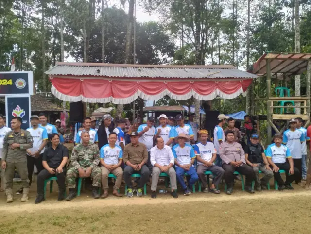 Pordes Warungbanten yang diinisiasi oleh Kepala Desa Rudianto dalam mencari bibit pemain terbaik sepak bola, pada Minggu (14/07/2024). Pordes Warungbanten yang diinisiasi oleh Kepala Desa Rudianto dalam mencari bibit pemain terbaik sepak bola, pada Minggu (14/07/2024).