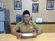 Kepala Desa Karet Kecamatan Sepatan, Mudi memberikan klarifikasi terkait kasus penipuan yang melibatkan mantan Sekretaris Desa di ruang kerjanya, Foto. (Istimewa)