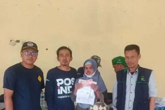 Bantuan Program Lebak Sejahtera Disalurkan PT Pos Indonesia KCP Gunungkencana, Ini Kata Sekdes Nanggerang Dadun, Sekdes Nangerang (Kiri) bersama Petugas Pos KCP Gunung Kencana, Keluarga Penerima Manfaat, dan TKSK Kecamatan Cirinteun berfose bersama pada Minggu (25/08/2024).
