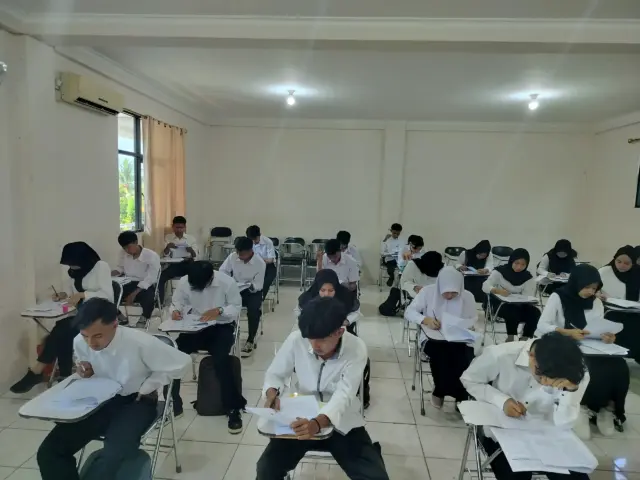 Calon Mahasiswa STISIP Banten Raya sedang menjalankan Test masuk perguruan tinggi, pada Sabtu (31/08/2024). Calon Mahasiswa STISIP Banten Raya sedang menjalankan Test masuk perguruan tinggi, pada Sabtu (31/08/2024).