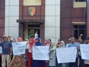 Puluhan Dosen UNMA Banten membela Rektor di Mapolres Pandeglang, Pada Kamis (05/09/2024).