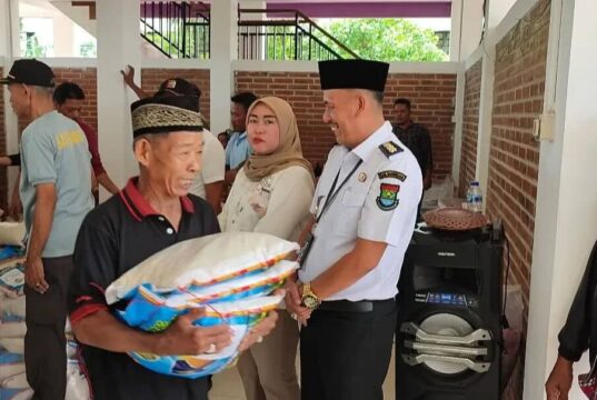 Agung Sedayu Group Berikan Bantuan Warga Terdampak Banjir, Kades Kohod: Menyampaikan Apresiasi kepada ASG Salah satu warga yang terdampak banjir di Pesisir Utara Kabupaten Tangerang senyum sumringah mendapat bantuan beras dari PIK2., Foto. (Istimewa)