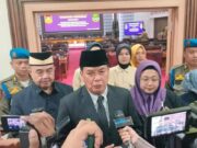 Maesyal Rasyied yang didampingi Intan, usai menghadiri rapat paripurna DPRD,Foto (Istimewa)