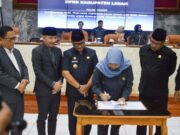 dr. Juwita Wulandari Ketua DPRD Lebak saat menandatangani penetapan Bupati dan Wakil Bupati Lebak Terpilih, pada Senin (20/01/2025).