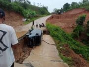 Jalan Bojongmanik - Cirinteun amblas dan memakan korban roda empat flat A 1583 VU pada Sabtu (18/01/2025).
