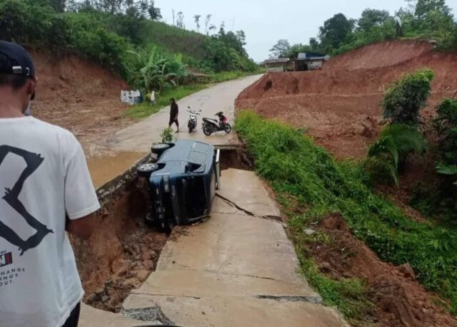 Jalan Bojongmanik - Cirinteun amblas dan memakan korban roda empat flat A 1583 VU pada Sabtu (18/01/2025).