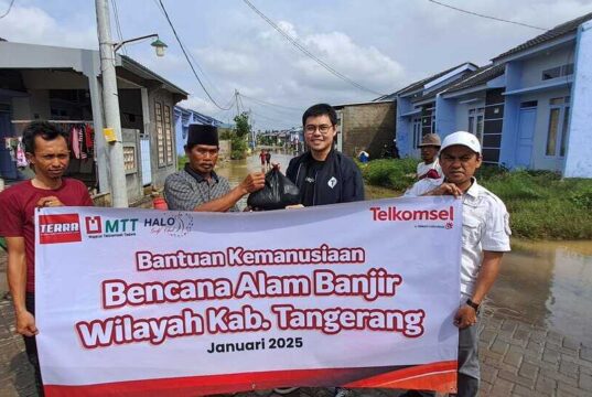 Telkomsel Salurkan Bantuan untuk Warga Terdampak Banjir di Tangerang