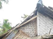Ibu Rati (65 tahun) warga Kp. Sukamulya, Desa Sukamanah, Kecamatan Malingping, Lebak saat rumahnya roboh karena cuaca ekstrim, pada Minggu (09/02/2025).