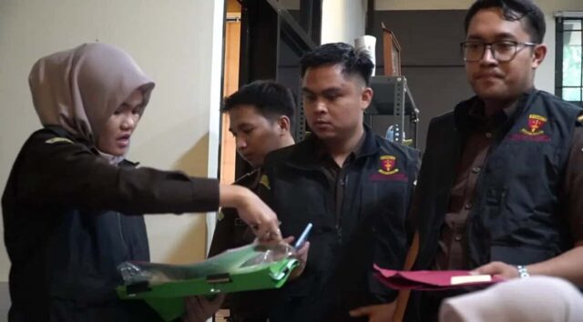 Tim Penyidik Bidang Tindak Pidana Khusus Kejaksaan Negeri Kabupaten Tangerang Menggeledah kantor Dinas Pemberdayaan Masyarakat Desa (DPMPD) Kabupaten Tangerang. (Istimewa, Foto. (Istimewa)