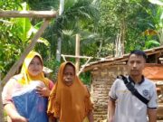 Azam Relawan Pejuang Baraya bersama Ibu Rati (65) saat mendampingi bantuan dari BPBD Lebak, pada Selasa (11/02/2025).