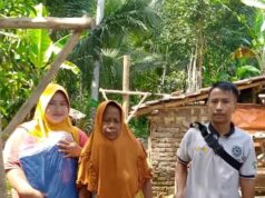 BPBD Lebak Salurkan Bantuan Untuk Ibu Rati, Lansia Korban Angin Kencang Azam Relawan Pejuang Baraya bersama Ibu Rati (65) saat mendampingi bantuan dari BPBD Lebak, pada Selasa (11/02/2025).