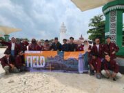 Mahasiswa Arsitektur Institut Teknologi dan Bisnis Ahmad Dahlan Jakarta berfoto bersama Di Area Masjid Agung Banten