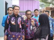Bupati Tangerang Maesyal Rasyid menyempatkan berinteraksi dengan masyarakat Panongan dan menerima aspirasi masyarakat,(foto istimewa)