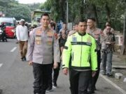 Kapolres Metro Tangerang Kota Kombes Zain Dwi Nugroho saat melakukan pengecekan kesiapan Anggota yang bertugas di Pos Pantau, Foto. (Istimewa)