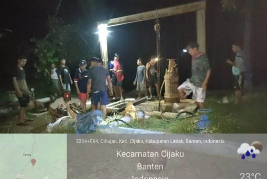 Pemkab Lebak Intruksikan Perumdam Tirta Kalimaya Cabang Malingping Benahi Mesin Pompa dan Berikan Layanan Prima Petugas Teknis Perumdam Tirta Kalimaya Cabang Malingping bersama warga saat membongkar pompa air pada Selasa (11/03/2025).