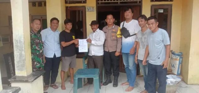 TNI-Polri dan Kepala desa Lemo menyelesaikan konflik yang terjadi, Foto (Istimewa)