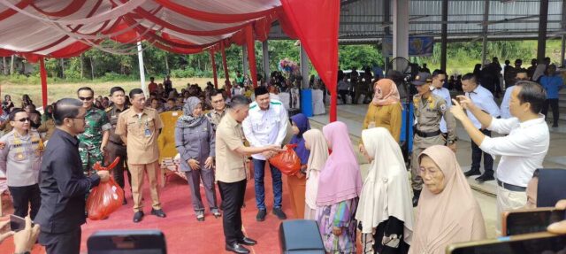 Bupati Lebak Mochamad Hasbi Asyidiki Jayabaya tinjau operasi pasar murah di PKL Kandang Sapi, Kampung Semi, Desa Narimbang Mulia, Kecamatan Rangkasbitung, Kabupaten Lebak. Pada hari Senin (24/3/2025).