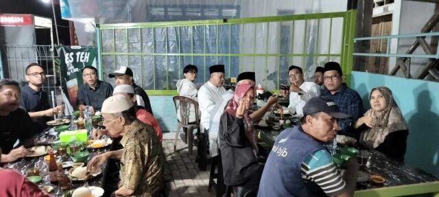 Tim Lebak Ruhay cicipi menu Bebek Ruhay menjelang Sahur pada Selasa (25/03/2025).