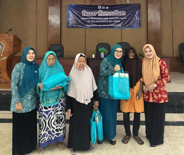 TP PKK Kab Lebak dan DWP Kab Lebak Gelar Baksos Ramadhan 1446 H/ 2025