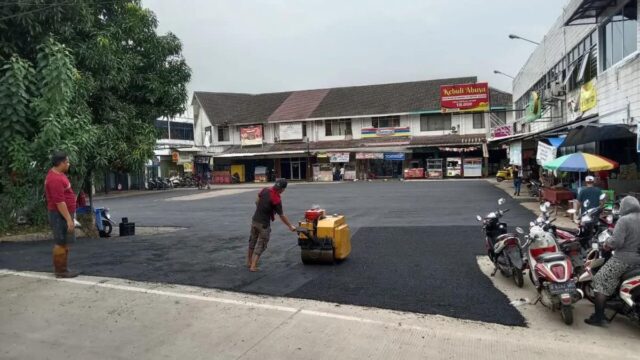 pengaspalan jalan di Komplek Ruko Bukit Nusa Indah, Kecamatan Ciputat.(foto istimewa)