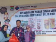 Camat Rajeg Oman Apriaman dan sekertaris camat Rudi Hadi Karsono sa'at menyerahkan paket sembako murah, Foto. (Istimewa