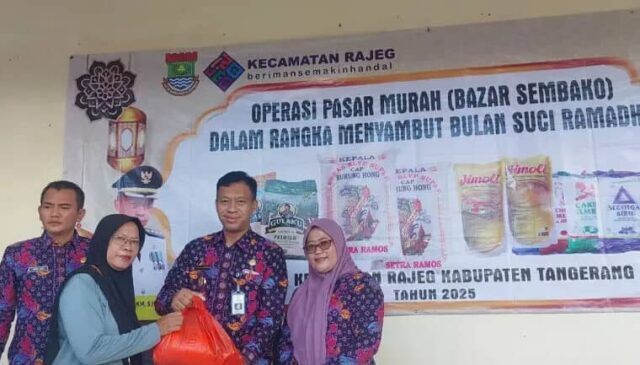 Camat Rajeg Oman Apriaman dan sekertaris camat Rudi Hadi Karsono sa'at menyerahkan paket sembako murah, Foto. (Istimewa