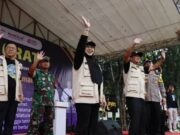 Bupati Moch. Maesyal Rasyid dan Wakil Bupati Tangerang Intan Nurul Hikmah secara resmi melepas keberangkatan peserta mudik gratis tahun 2025,(foto istimewa)