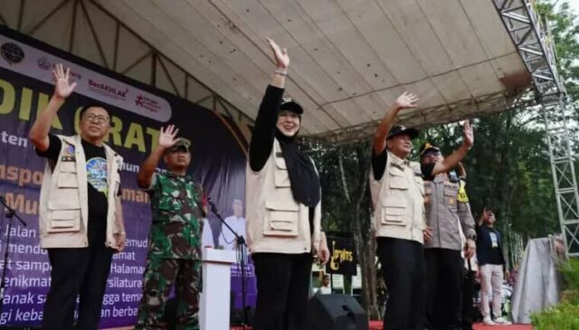 Bupati Moch. Maesyal Rasyid dan Wakil Bupati Tangerang Intan Nurul Hikmah secara resmi melepas keberangkatan peserta mudik gratis tahun 2025,(foto istimewa)