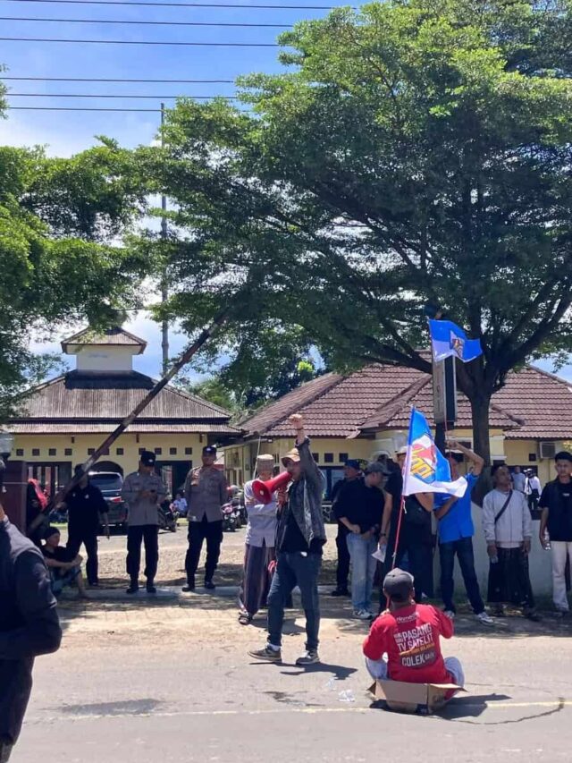 Febi Ketua KNPI PK Malingping saat berdemonstrasi prihal Darurat Narkoba di Lebak Selatan, pada Selasa (08/04/2025).