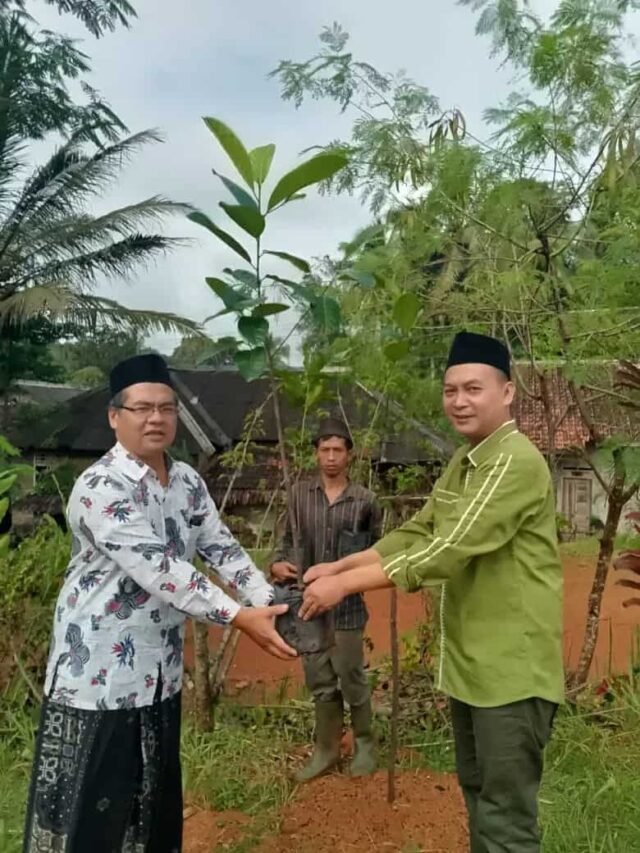 Ketua HIPKA Lebak, Farid Mukti menyerahkan bibit pohon nangka gori pada Ketua Yayasan Daarul Falah Cijaku Ustadz Amin pada Jum'at (18/04/2025).