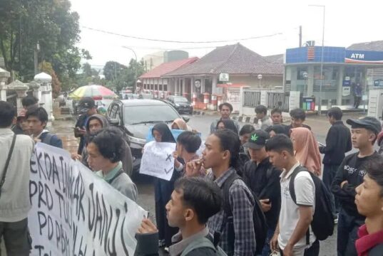 BEM STISIP Banten Raya Kawal Kasus Pembuangan Sampah, pada Rabu (23/04/2025).