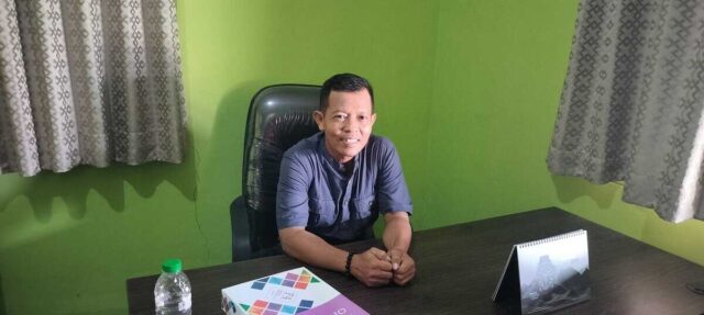 Eman, Kepala Desa Bojongleles, Kecamatan Cibadak, Kabupaten Lebak saat diwawancarai tentang permasalahan sampah, pada Kamis (24/04/2025).