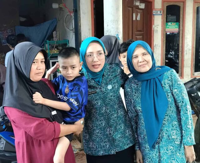Ketua Pembina Posyandu Kabupaten Lebak dan Wakil Ketua Pembina Posyandu Kabupaten Lebak mensosialisasikan pentingnya Posyandu, pada Minggu (20/04/2025).