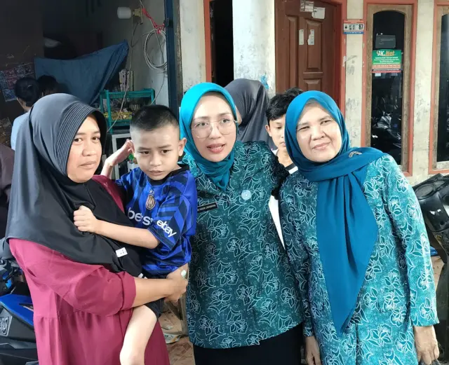 Ketua Pembina Posyandu Kabupaten Lebak dan Wakil Ketua Pembina Posyandu Kabupaten Lebak mensosialisasikan pentingnya Posyandu, pada Minggu (20/04/2025). Ketua Pembina Posyandu Kabupaten Lebak dan Wakil Ketua Pembina Posyandu Kabupaten Lebak mensosialisasikan pentingnya Posyandu, pada Minggu (20/04/2025).
