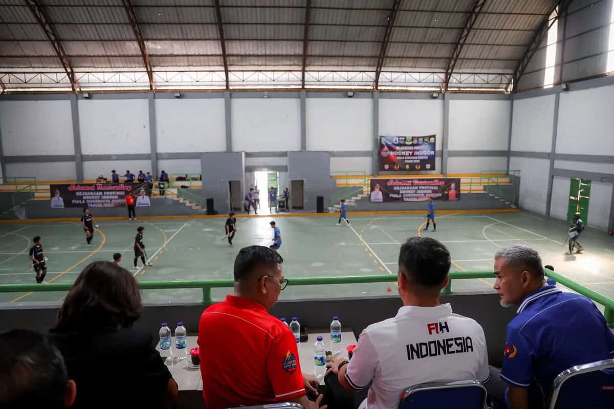 Gubernur Banten Andra Soni bersama Ketua Umum Federasi Hoki Indonesia (FHI) Provinsi Banten Agus R Wisas, pada Minggu (20/07/2025).