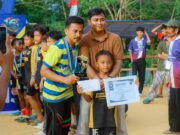 Dr. Ujang Giri, M.AP atau Kang Ugi, Anggota DPRD Kabupaten Lebak saat memberikan hadiah juara 1, pada Sabtu (29/11/2025).