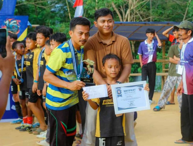 Dr. Ujang Giri, M.AP atau Kang Ugi, Anggota DPRD Kabupaten Lebak saat memberikan hadiah juara 1, pada Sabtu (29/11/2025).