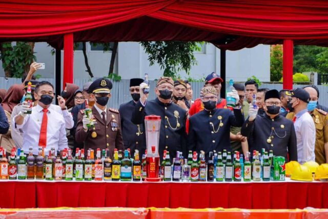 Pemkot Tangsel Musnahkan 13.970 Botol Miras Ilegal