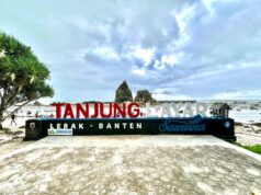 Pantai Tanjung Layar, Sawarna, Kabupaten Lebak, Provinsi Banten.