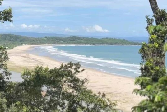 Pantai Goa Langir, Sawarna Kabupaten Lebak merupakan pantai yang sangat indah yang harus dikunjungi para wisatawan, pada Kamis (18/12/2025).