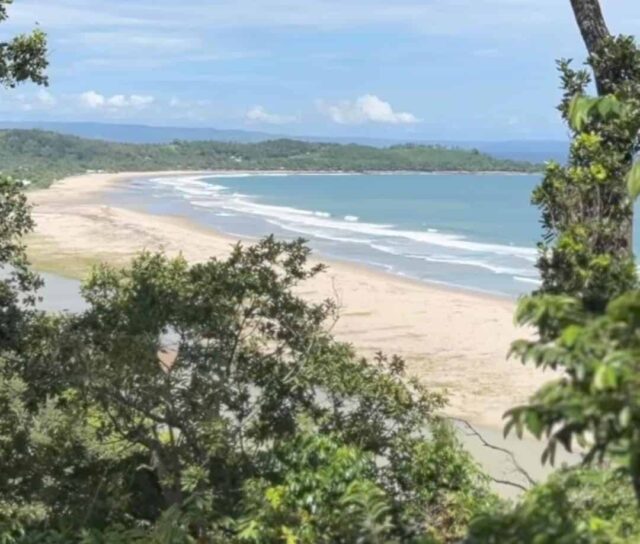 Pantai Goa Langir, Sawarna Kabupaten Lebak merupakan pantai yang sangat indah yang harus dikunjungi para wisatawan, pada Kamis (18/12/2025).