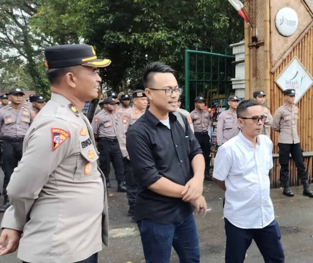 Mohamad Iyos Rosyid, S.KPm, M.AP (tengah/ baju hitam) merupakan Akademisi atau Pemerhati Kebijakan Publik Kabupaten Lebak.