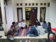 Kepala Desa Sukarame, Kecamatan Carita, Kabupaten Pandeglang saat menerima mahasiswa KKM Kelompok 5 STISIP Banten Raya, pada Minggu (11/01/2026).
