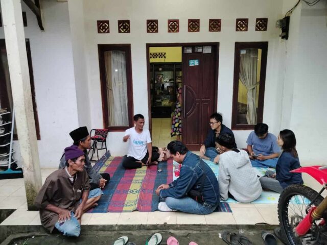 Kepala Desa Sukarame, Kecamatan Carita, Kabupaten Pandeglang saat menerima mahasiswa KKM Kelompok 5 STISIP Banten Raya, pada Minggu (11/01/2026).