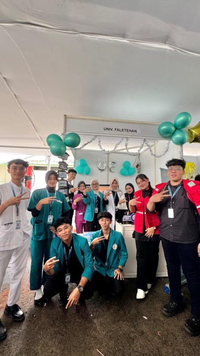 Tim Promosi Universitas Faletehan Foto bersama di stand kegiatan Lexus 2026